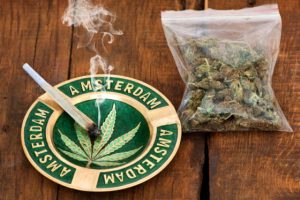 Amsterdã vai proibir cannabis em seu distrito da luz vermelha